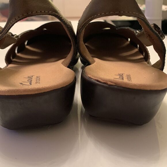 CLARKS Bendables Womens Bronze Leather Sandals. Size 38 - Picture 4 of 8